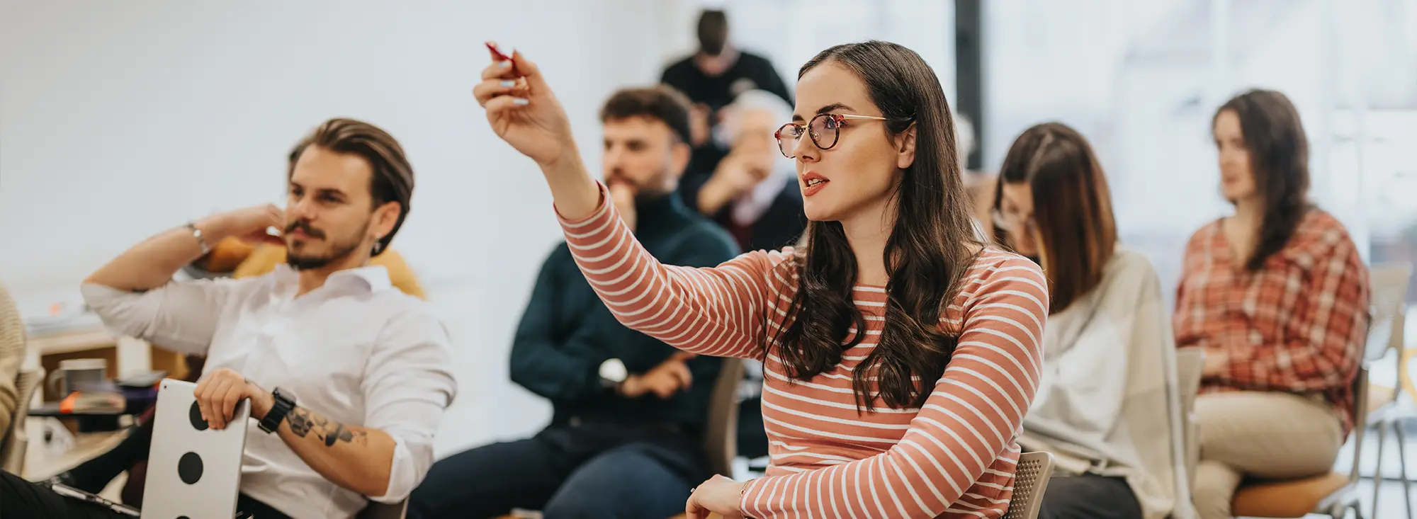 Eine Gruppe Auszubildender sitzt zusammen in einem Klassenraum